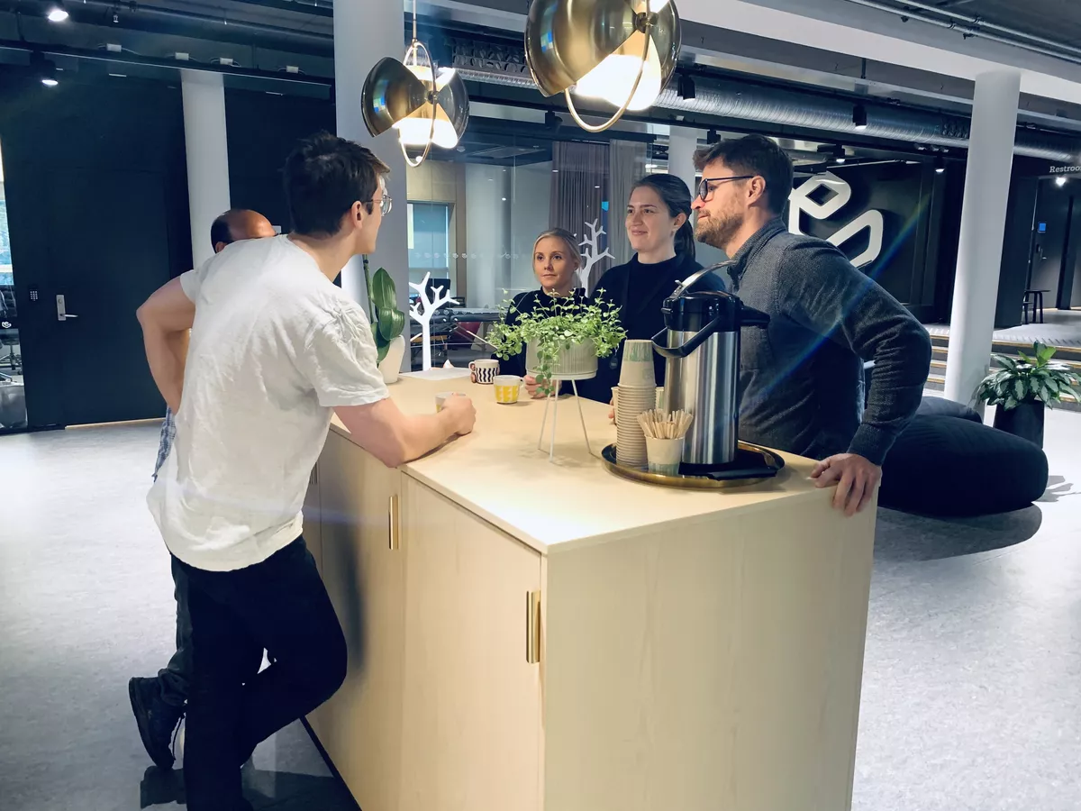 Ansatte i Kobler møtes i kaffebaren